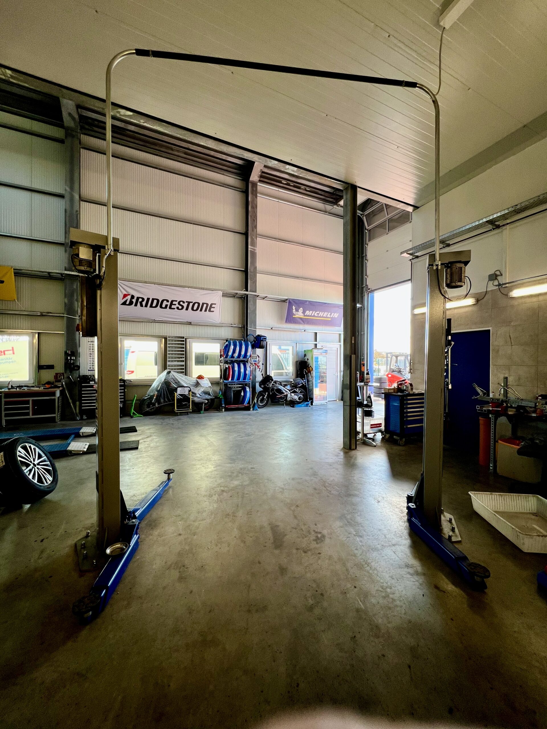 Innenansicht und Hebebühne von Fahrzeugtechnik Zimmermann in Köfering