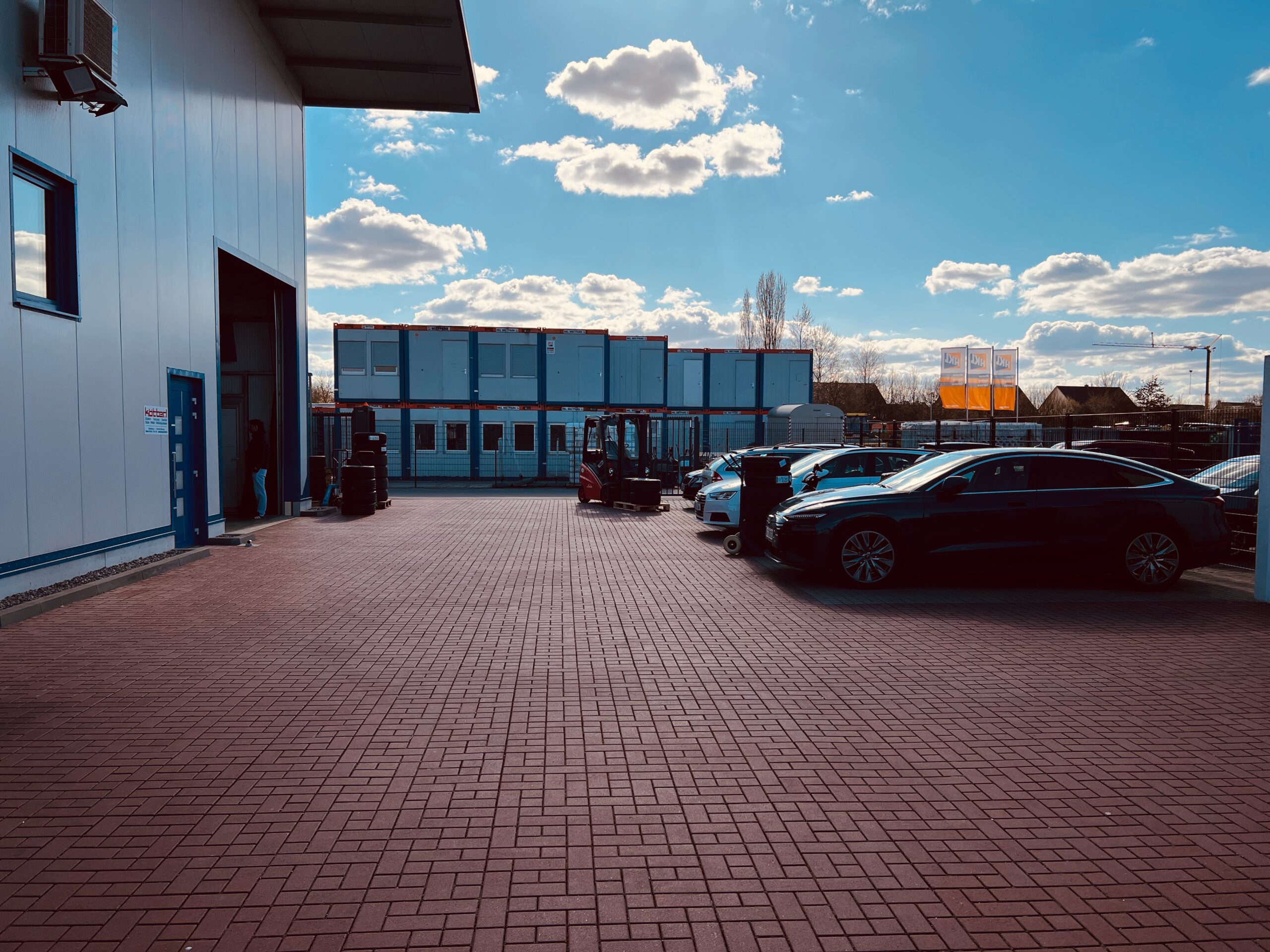 Außenansicht und Hof von Fahrzeugtechnik Zimmermann in Köfering